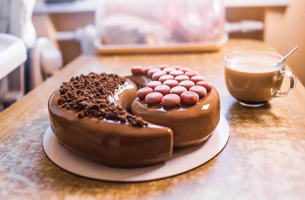 Gâteau au chocolat et café au lait fumant : une douceur maison à savourer chez Miaouthé Bordeaux, entre plaisir et réconfort