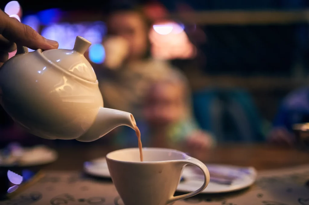 Thé chaud versé en douceur dans une tasse : un moment réconfortant partagé à Miaouthé Bordeaux, entre chaleur et convivialité.